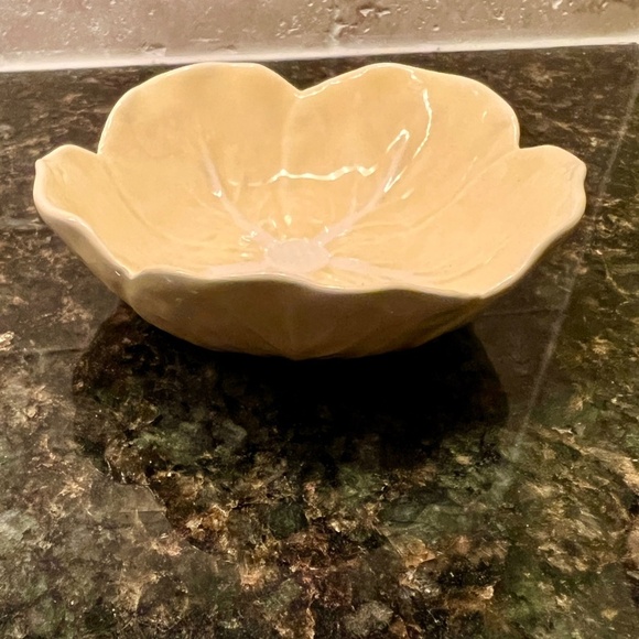 NEW Bordallo Pinheiro Rare Set of 4 Small Yellow Cabbage Leaf Fruit Bowls - Picture 2 of 2
